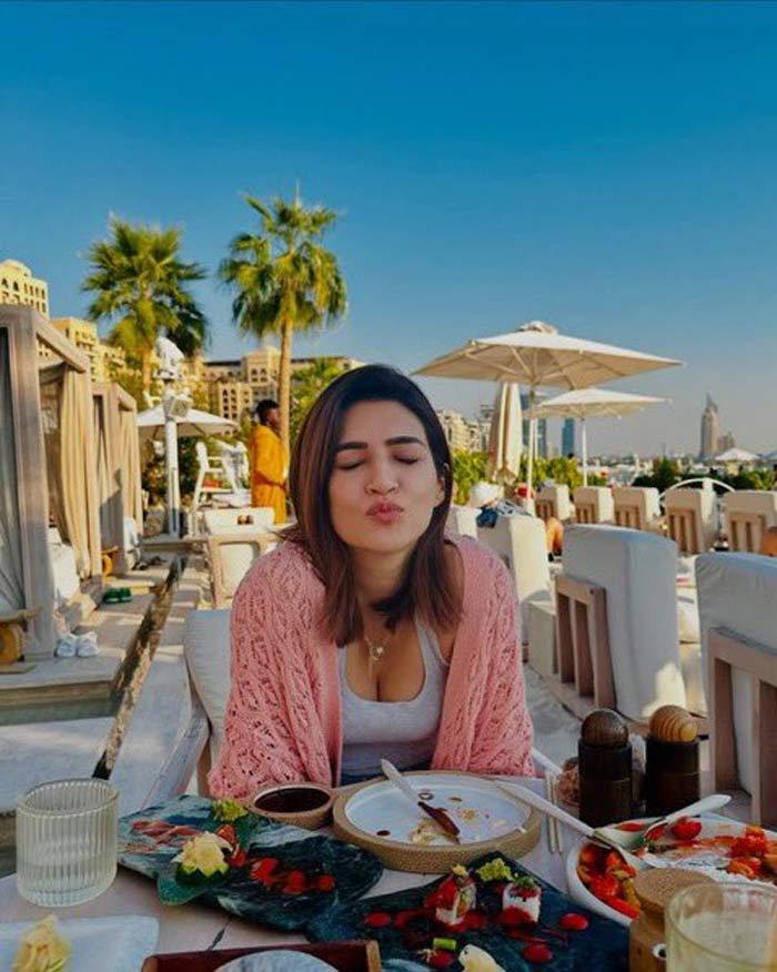 Kriti Sanon s Glamorous Look Draws Attention