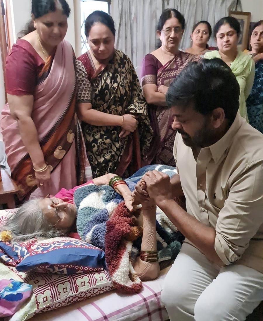 K.Vishwanath wife breaths her last