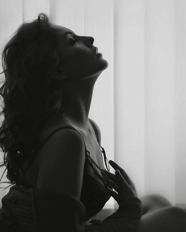 Madhu Shalini turns sensuous in a mini
