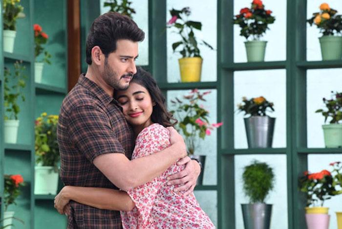 Mahesh Romantic Hug to Pooja!