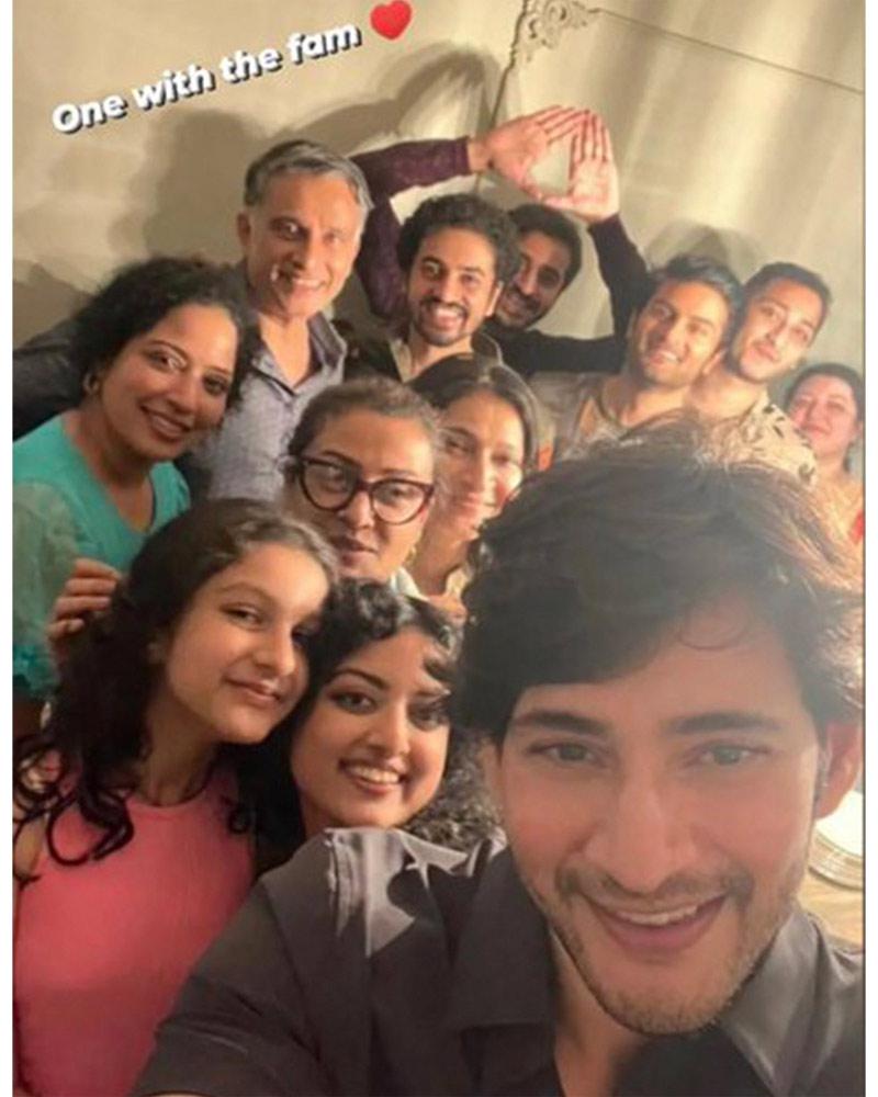 Super Star steals hearts with a family selfie