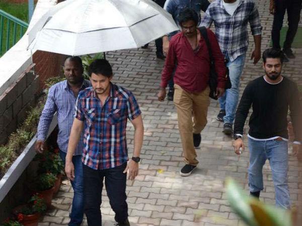 Worker Dies In Maharshi Sets
