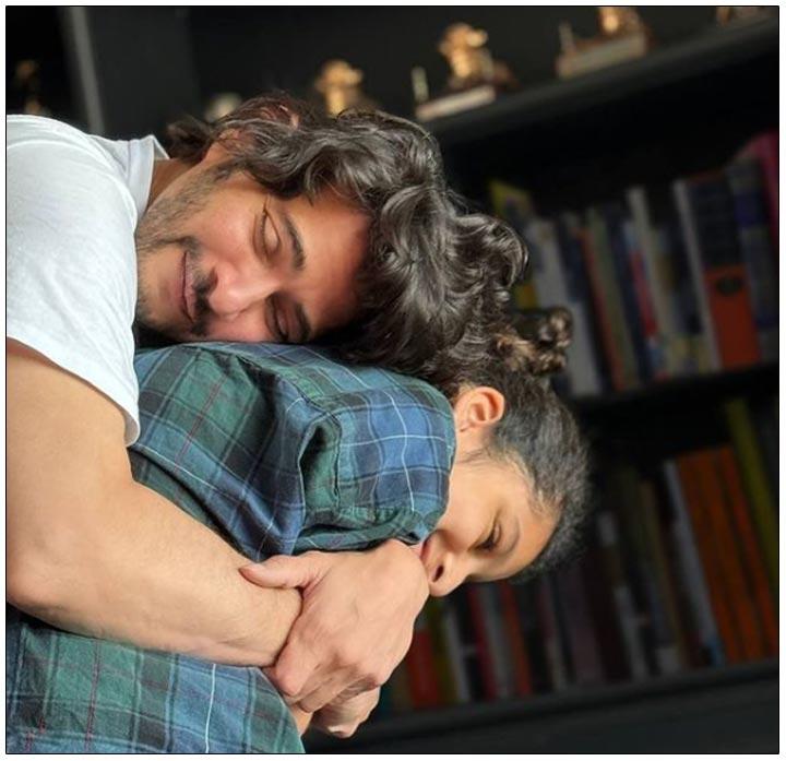 Mahesh Babu Cute Pic With Sitara Goes Viral