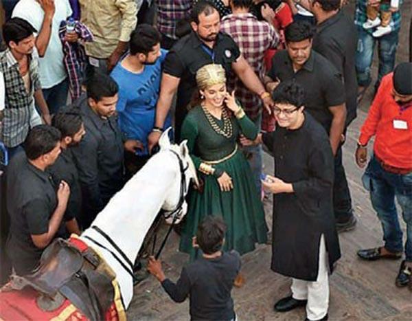 Lyricist Directing Manikarnika!