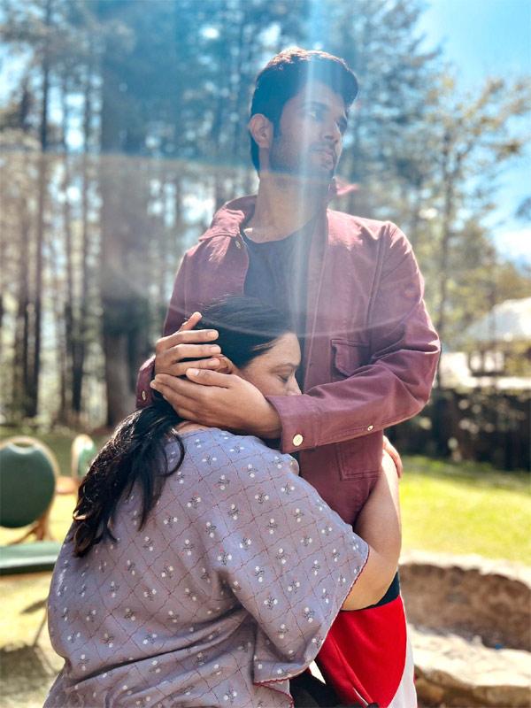 Vijay Devarakonda turns emotional for his mom
