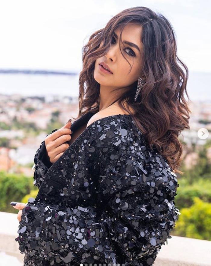 Mrunal Thakur speaks about Happiness