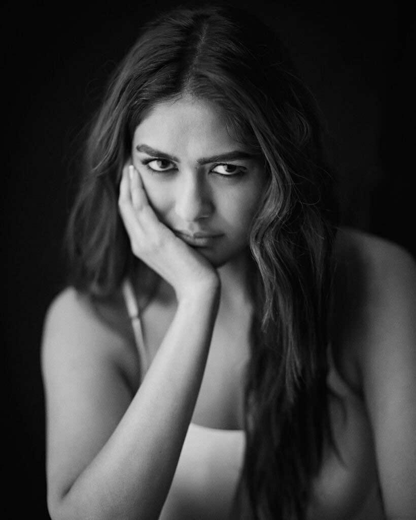 Mrunal Thakur tempts in monochrome