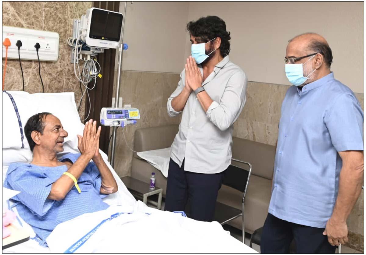 Nagarjuna meets KCR in hospital