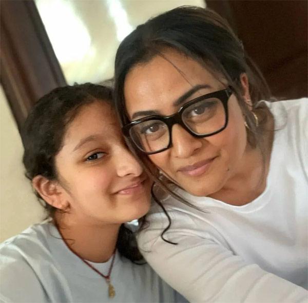 Mahesh's wife's mom daughter moment
