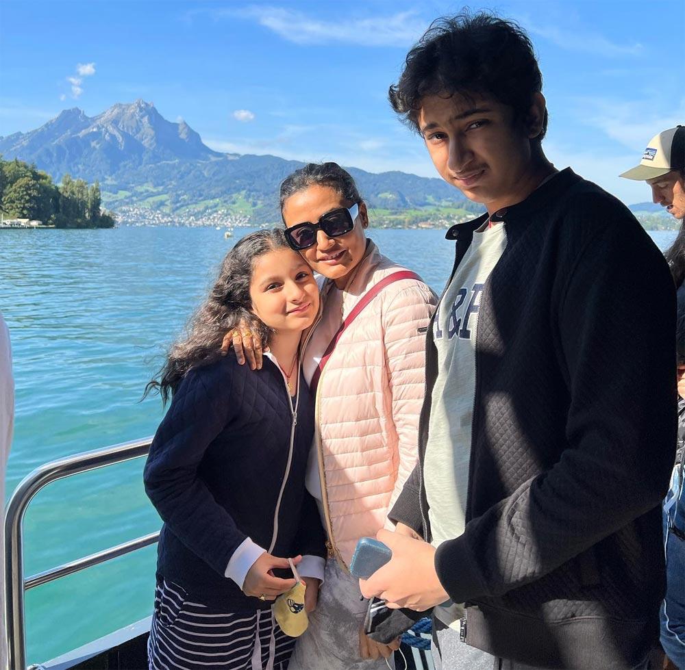 Namrata enjoying while Mahesh is shooting