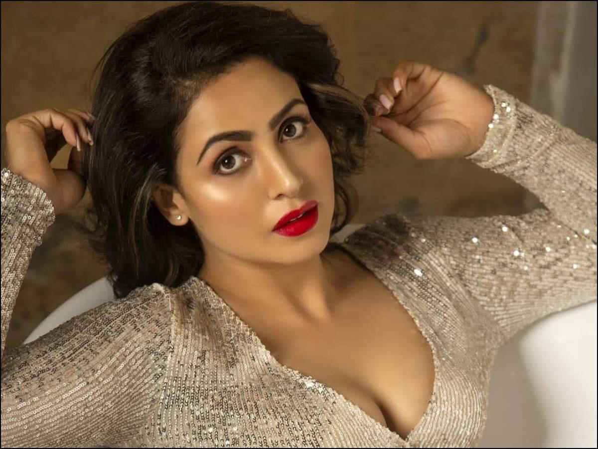 Bigg Boss Girl In Item Song