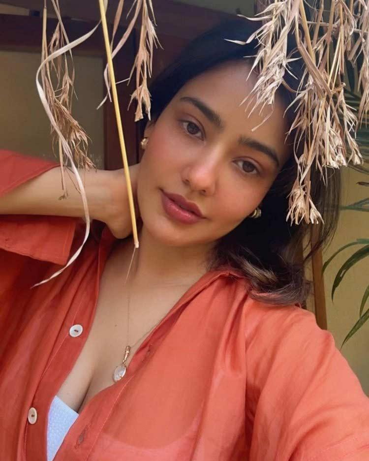 Neha Sharma turns voluptuous in black outfit