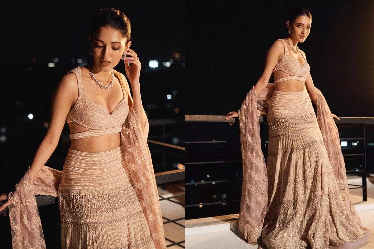 Neha Shetty looks gorgeous in golden blouse