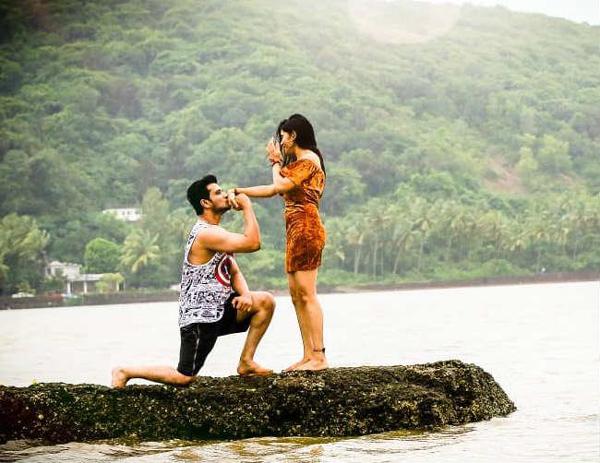 Nikhil Proposes In Filmy Style In Goa