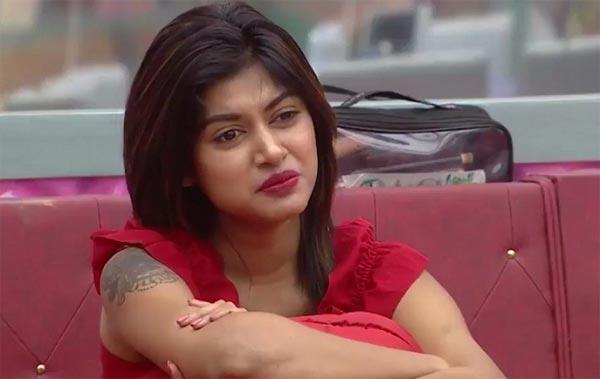 Depressed Heroine Leaves Bigg Boss!