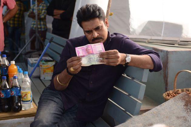 What Is Pawan Doing with 2000 Note?