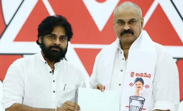 Pawan Kalyan To Suffocate Naga Babu!
