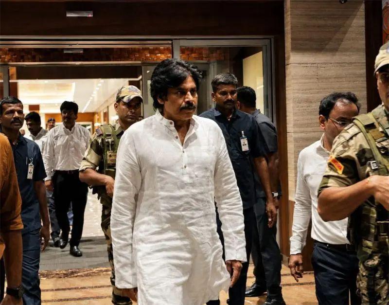 Pawan Kalyan reaches Keralam