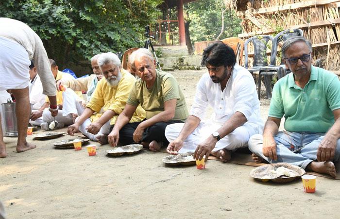 Pawan's Simplicity at Haridwar HailedÂ