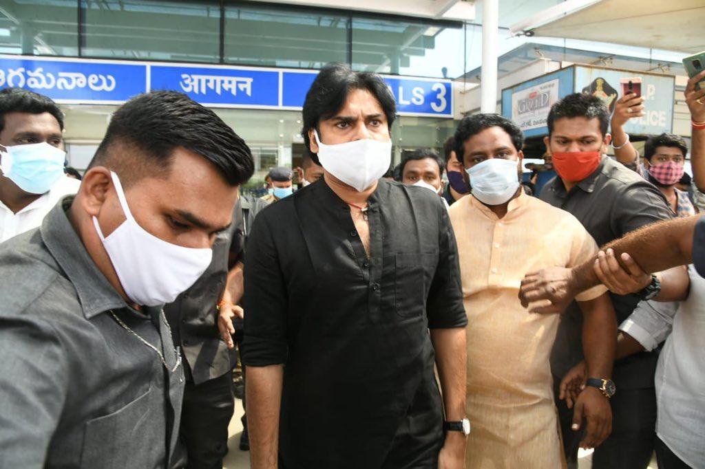 Fans chase Pawan: Pawan delights them heroically
