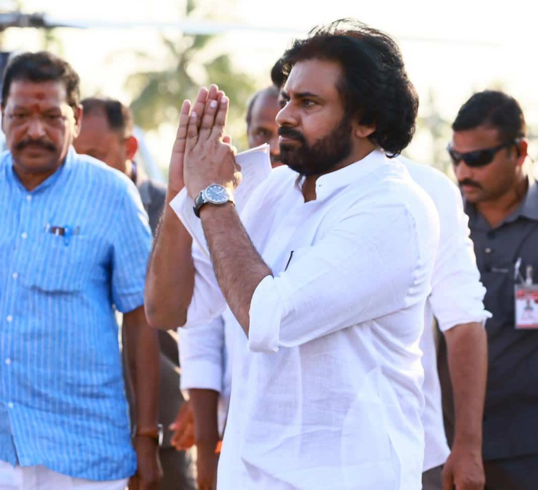 Failed stone attack on Pawan Kalyan