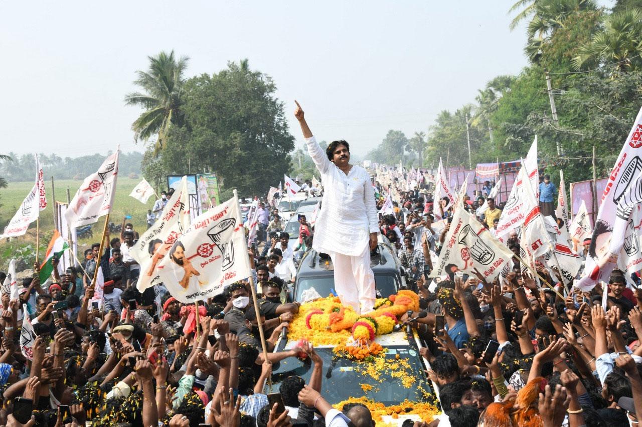Pawan Tour Rocks:Â  Warns YSRCP Govt on Farmers