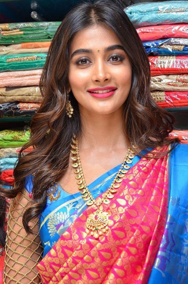 Pooja Hegde Troubles With Saree