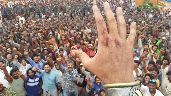 OMG! Prabhas' Fingers Bleeding!!
