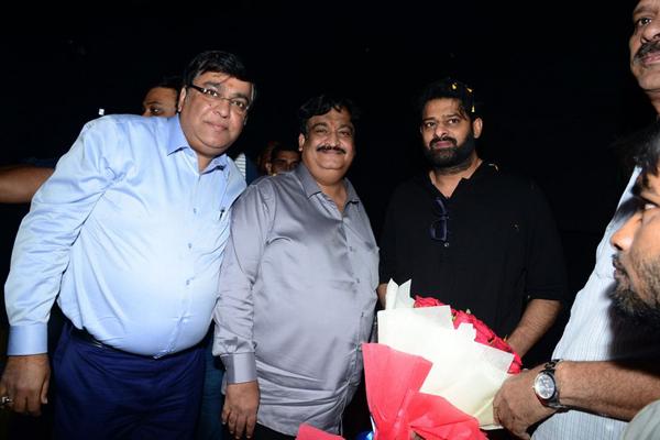 Prabhas To Enjoy Saaho In Mahesh's Theater