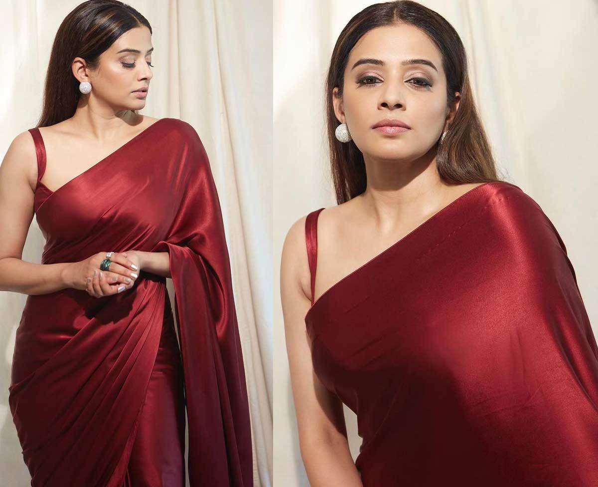 Priyamani pulsates in red saree
