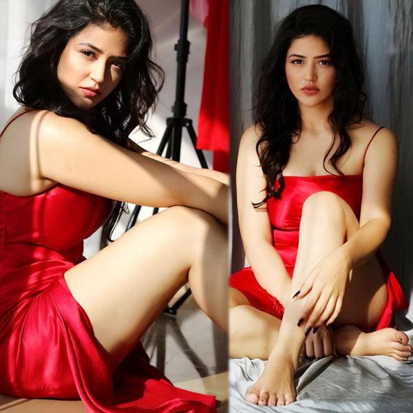 Pic Talk: Taxiwala Babe Looks Red Hot