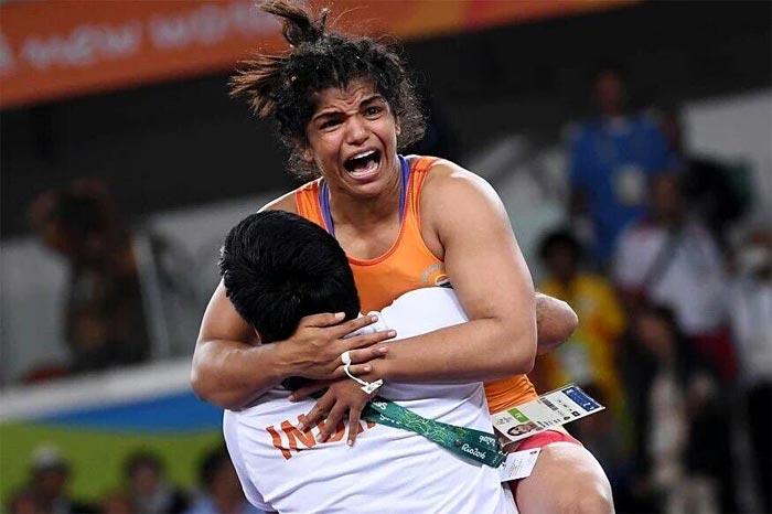 Sakshi Wins It On Special Day!