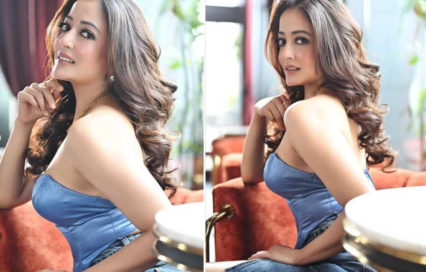 Raima Sen turns raunchy in mini dress
