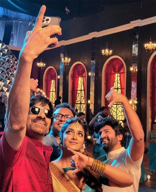Ravi Teja's Khiladi selfie gives Kick