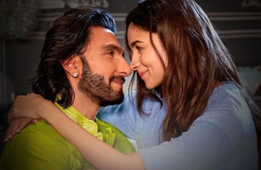Ranveer Singh getting drowned in love letters