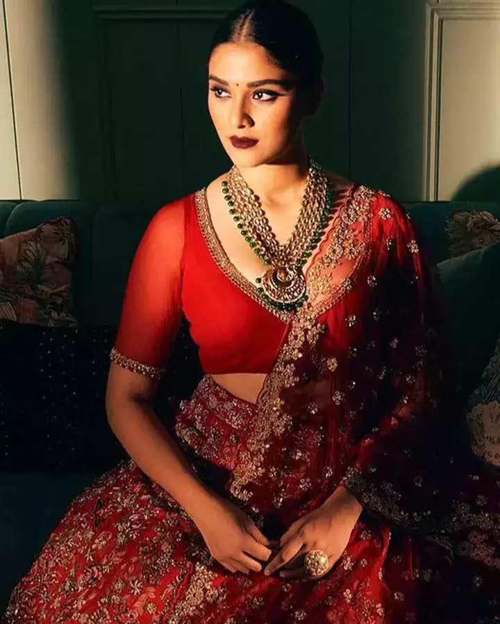 Saiee Manjrekar steals hearts in traditional outfit