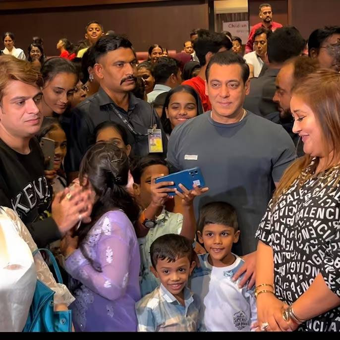 Salman watches Tiger 3 special screening for children