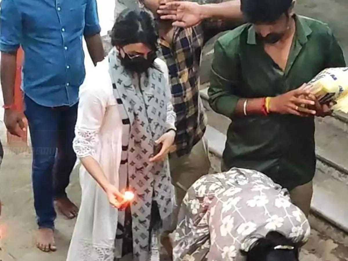 Samantha visits the famous Palani temple