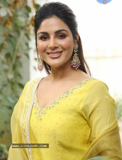 Sir Movie Actress Samyuktha Interview
