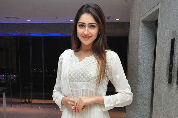 Akhil's Heroine Fan of Charan &amp; Bunny