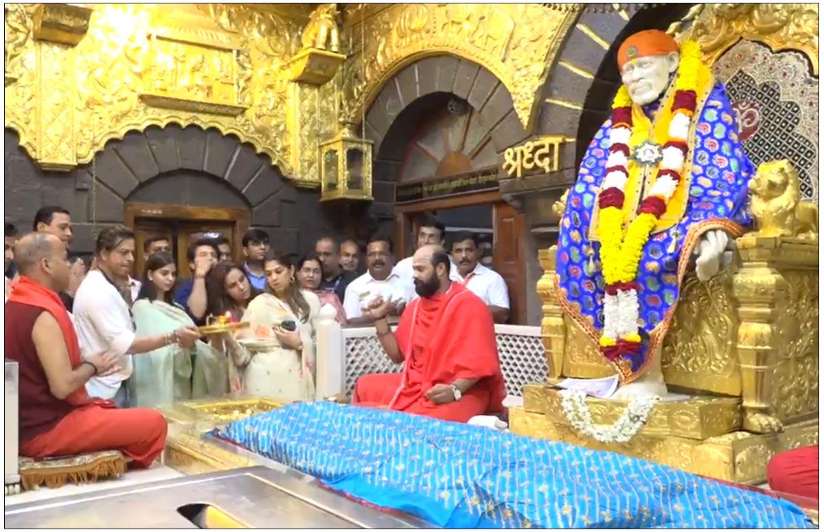 SRK Visits Shirdi Along With His Daughter