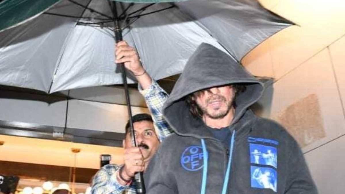 Fans mob Shah Rukh Khan at Mumbai Clinic