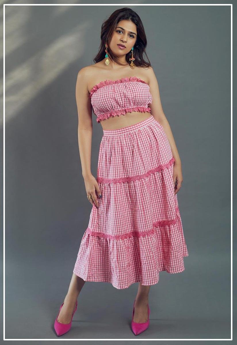Shraddha Das turns sensuous in pink
