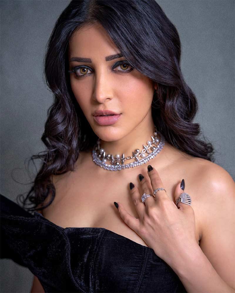 Shruti Haasan showing special stars to makers