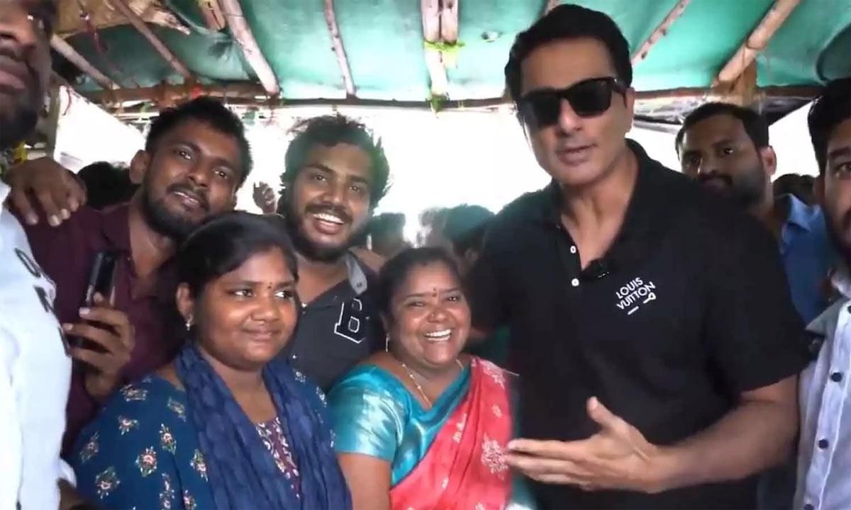 Sonu Sood Meets Popular Street Food Stall Owner Kumari Aunty