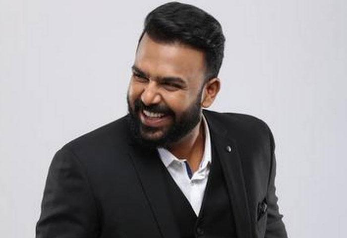 Tharun Bhascker Intense Dig at Mahesh &amp; His Fans