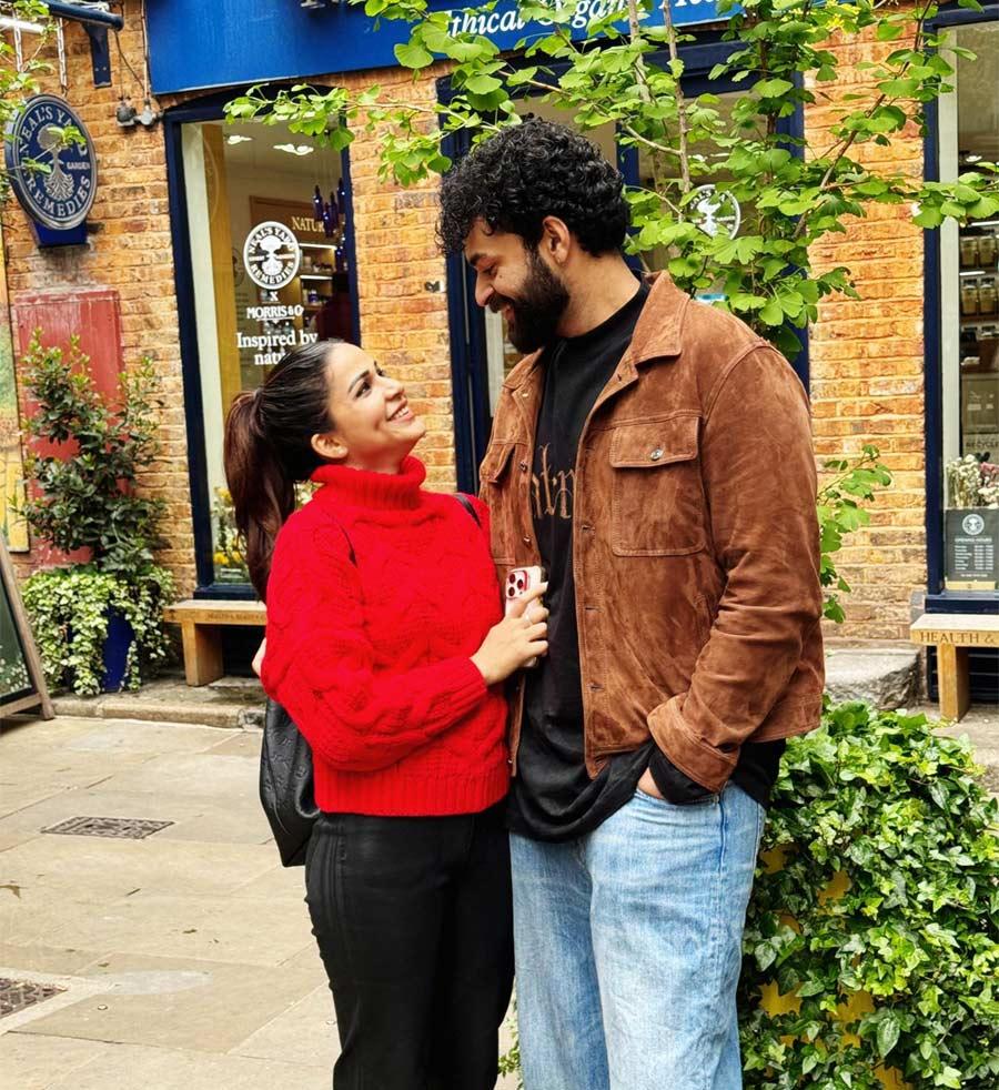 Varun Tej, Lavanya Tripathi turn romantic during vacation