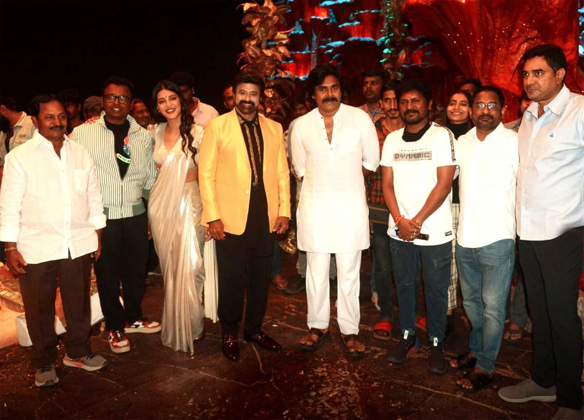 Pawan Kalyan visits Veera Simha Reddy sets