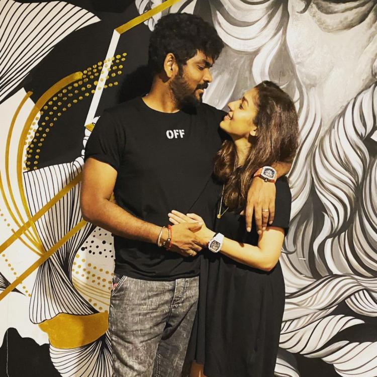 Vignesh, Nayan Loved-up Pic