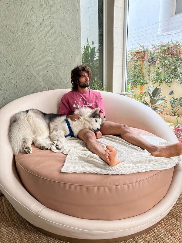 Vijay Devarakonda chilling amidst wave storm?